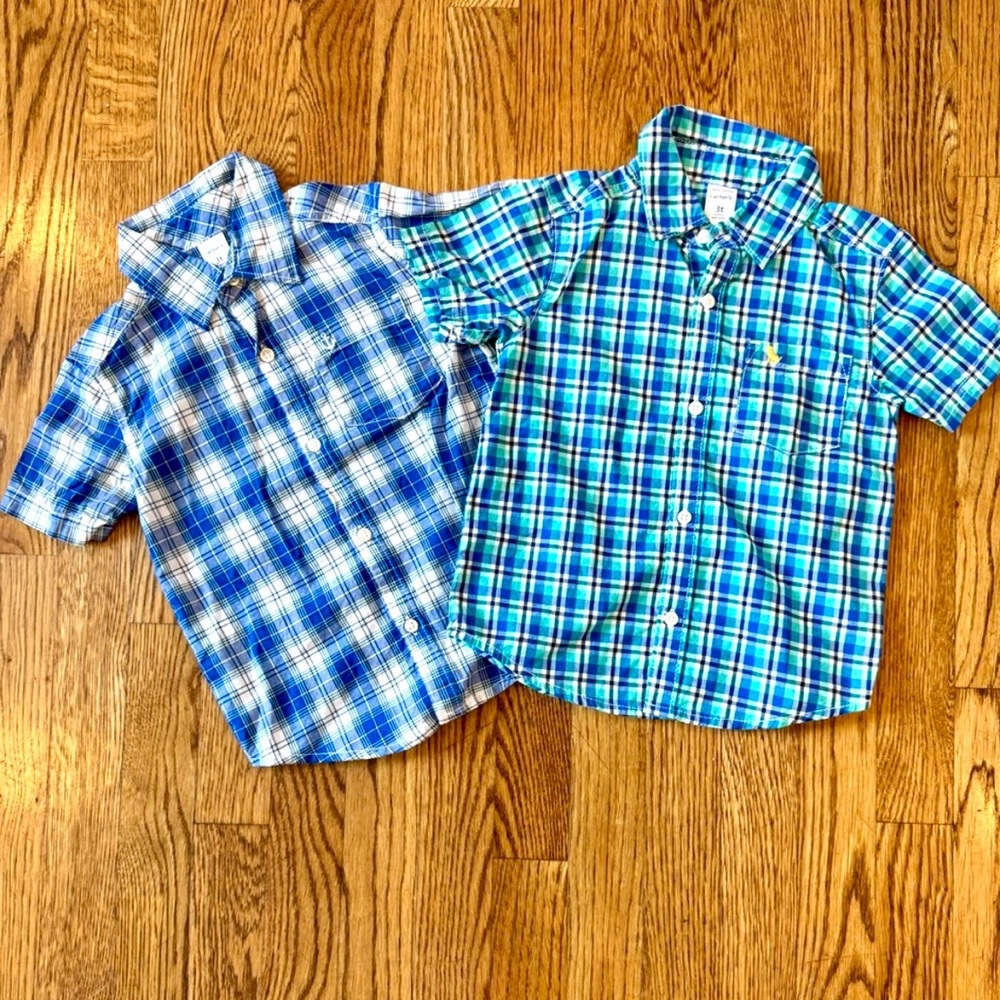 Carter’s - Set of 2 button down shirts - 3T - Excellent condition (see photos)